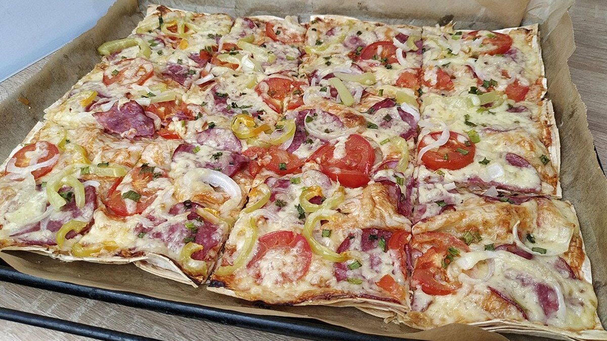 Пицца из лаваша в духовке - 8 рецептов с сыром, помидорами, ананасами, курицей