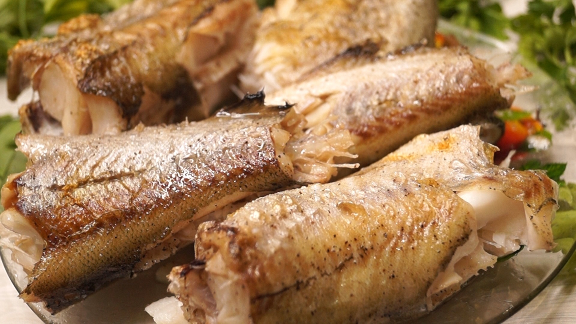 Минтай в духовке — 8 самых вкусных рецептов запечённой рыбы