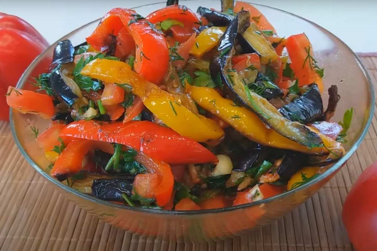 Овощной салат с баклажанами и пикантной заправкой «шехерезада» | totrecept.com
