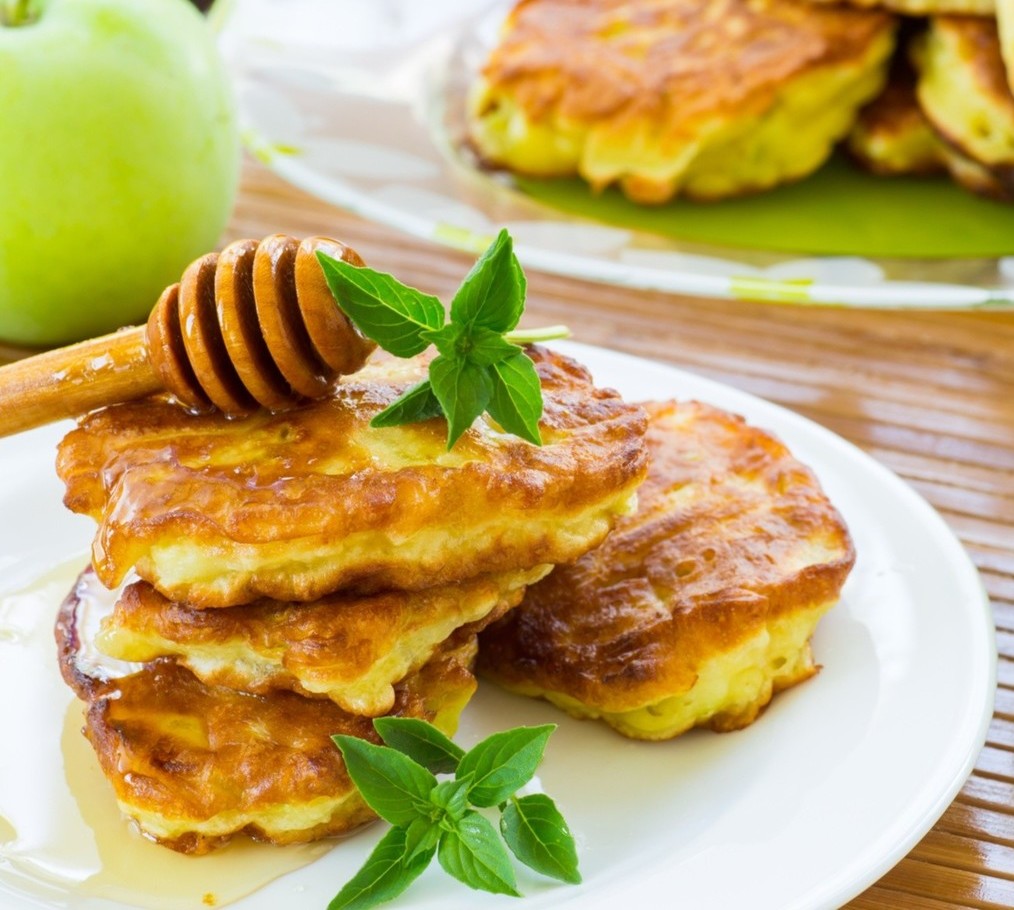 Оладьи с яблоками на кефире: ингредиенты и секреты приготовления