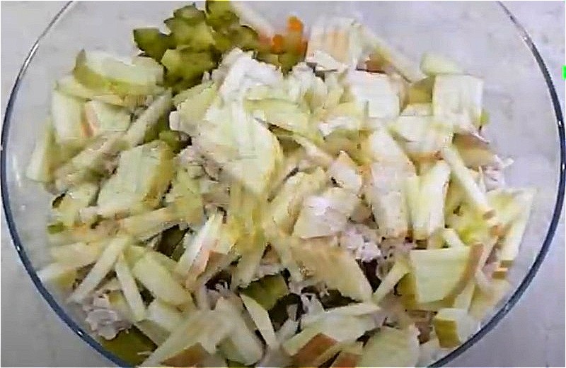 Салат "Оливье" без майонеза и картофеля