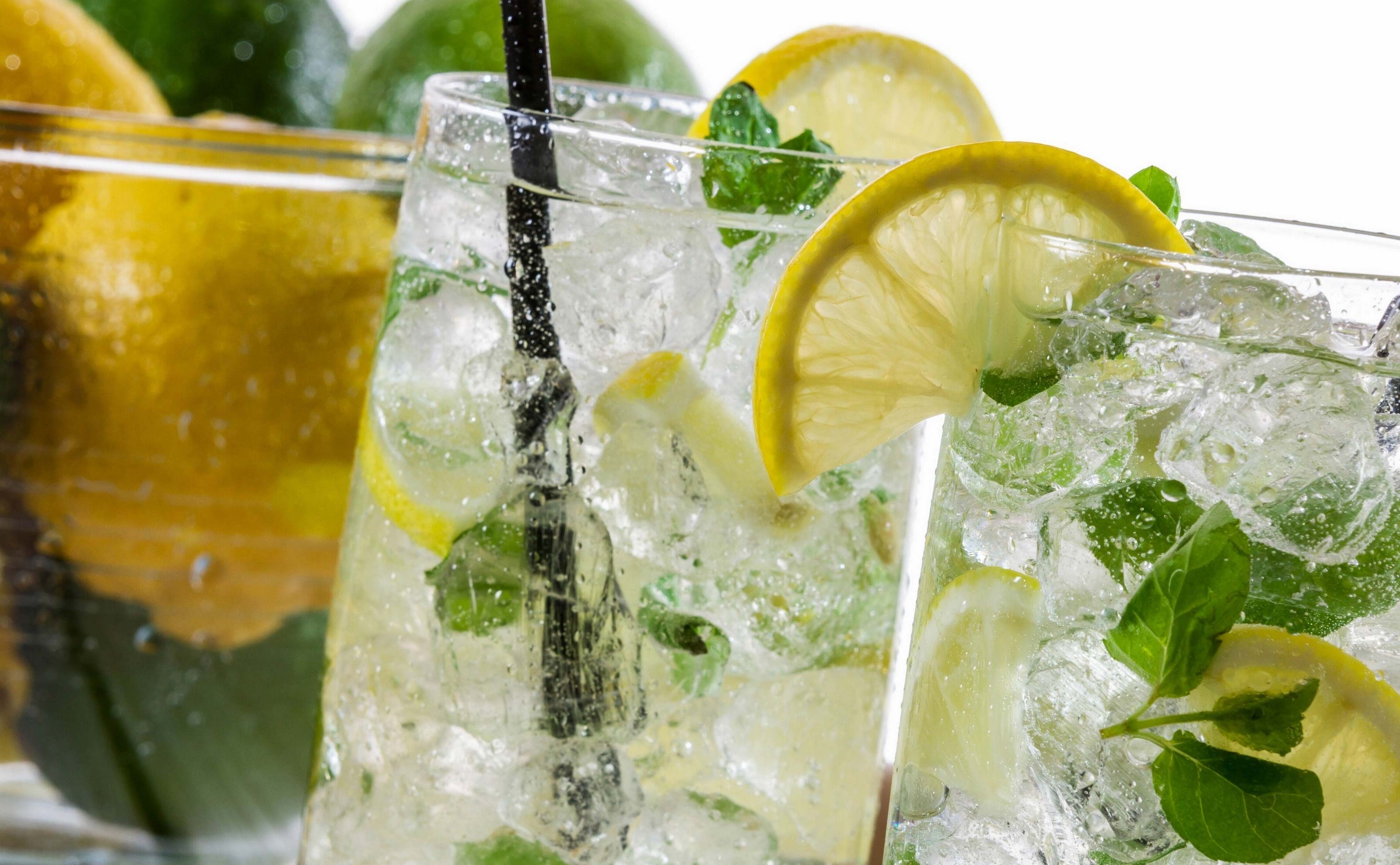 Летние освежающие коктейли: топ лучших рецептов с алкоголем и без