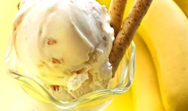 Банановое мороженое с шоколадом и клубникой