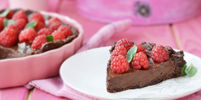 Творожно-шоколадный десерт с малиной