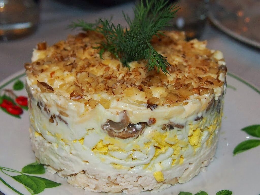 Салат с грибами и курицей и сыром