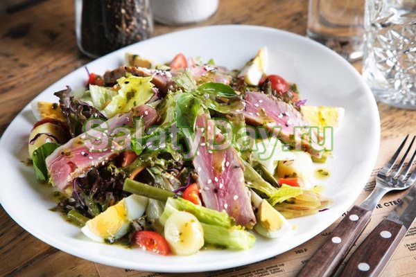 Диетический салат с тунцом и овощами