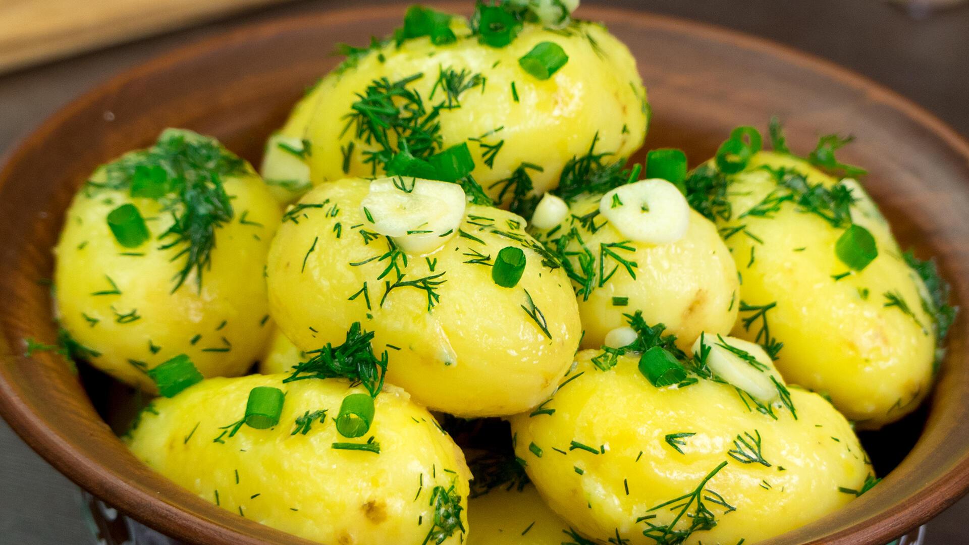 Как приготовить молодую картошку: 20 самых вкусных рецептов
