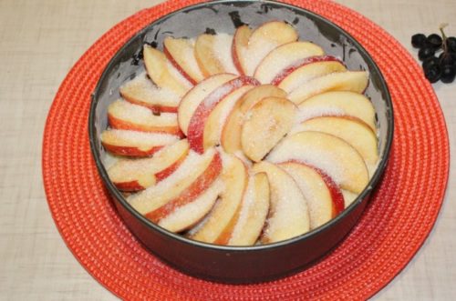 Пышный яблочный пирог на кефире