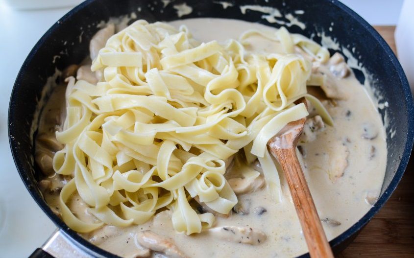 Как приготовить макароны с грибами в сливочном соусе