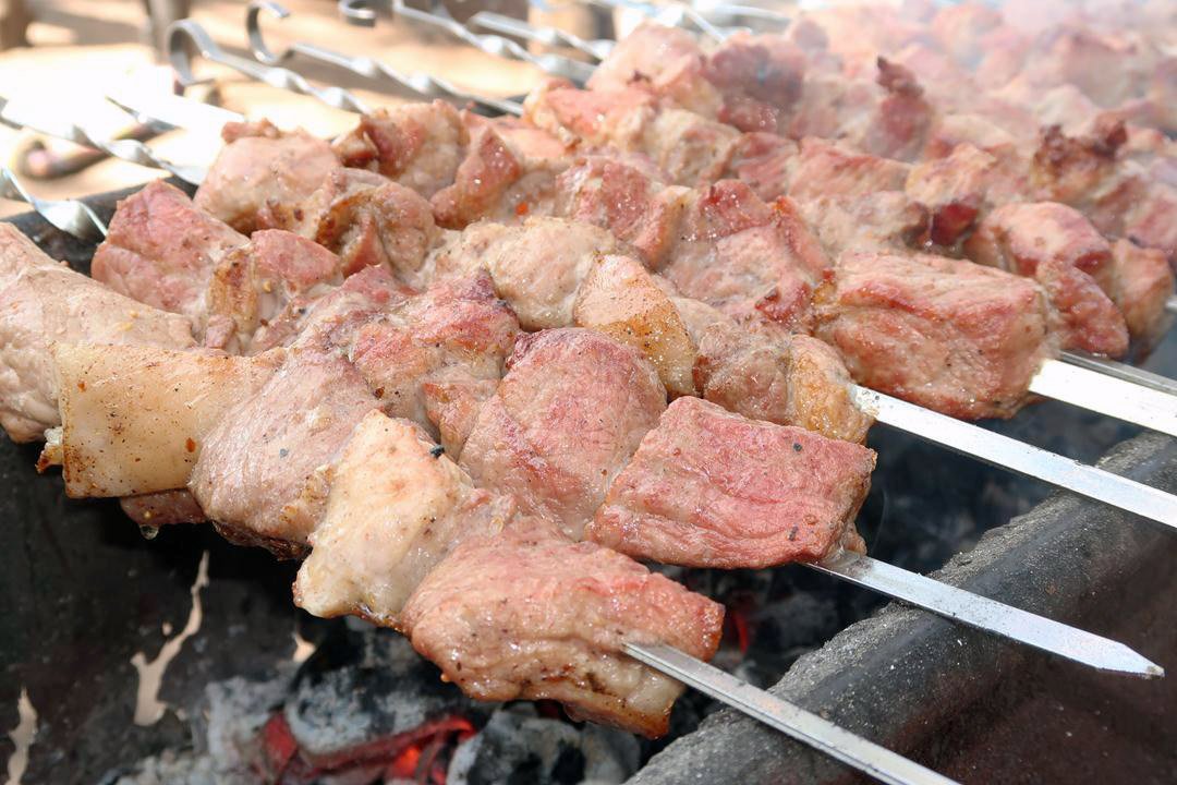 Как замариновать и как пожарить вкусные и сочные стейки из свинины на мангале