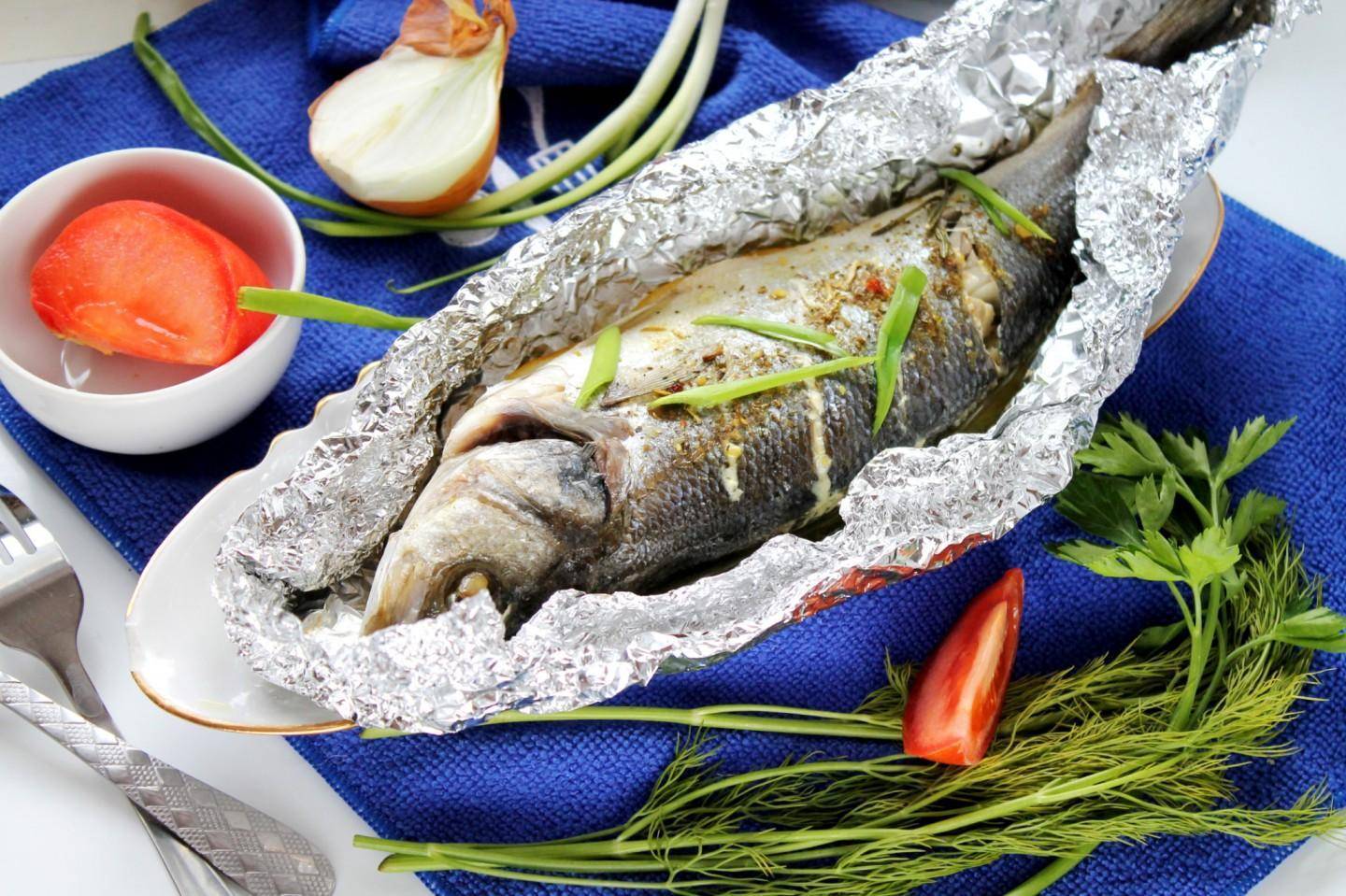 Салаты с красной рыбой и креветками: 15 простых и вкусных рецептов