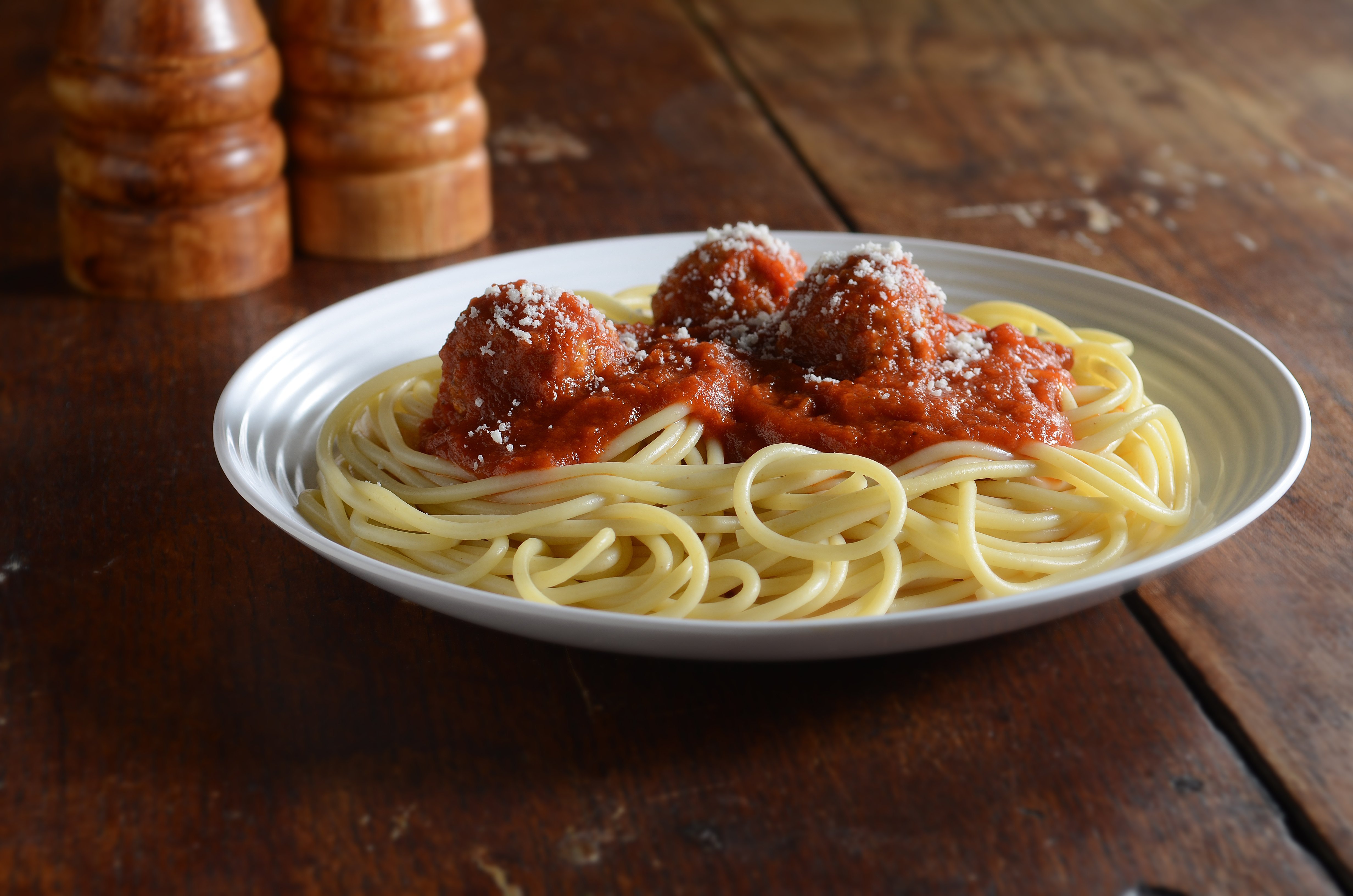 Спагетти с фрикадельками в томатном соусе.