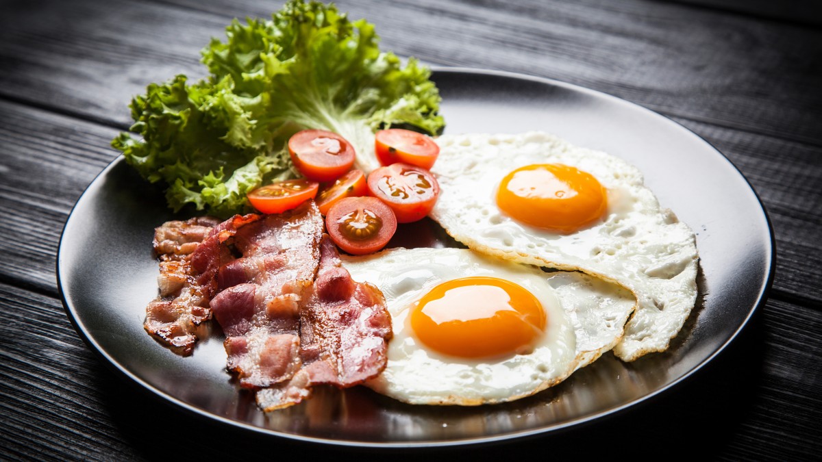 Яичница с беконом: как приготовить на завтрак