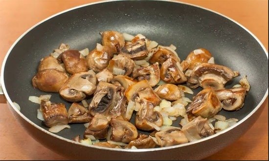 Запеканка из макарон с брокколи, стручковой фасолью и грибами