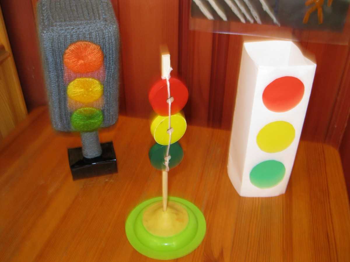Поделка светофор своими руками (122 фото) - легкие инструкции в детский сад из пластилина, бумаги, картона, фанеры