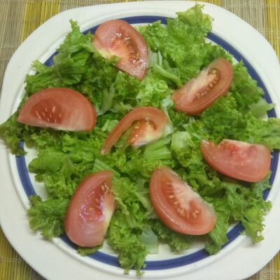 Салат с авокадо и помидором