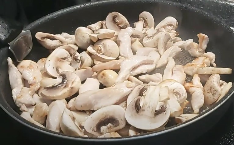 Макароны с курицей и грибами в сливочном соусе