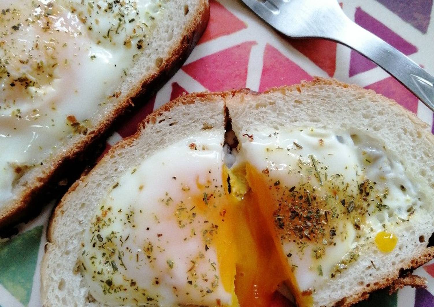 Хлеб с яйцом и сыром на сковороде. Яичница в батоне. Яйцо в хлебе. Яичница в хлебе. Завтрак на батоне с яйцом.