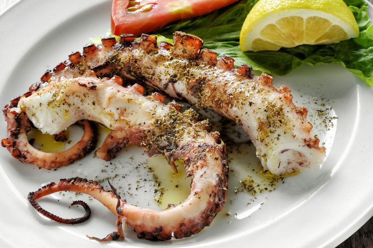 Рыба по-гречески с картофелем, запеченная в духовке, рецепт с фото