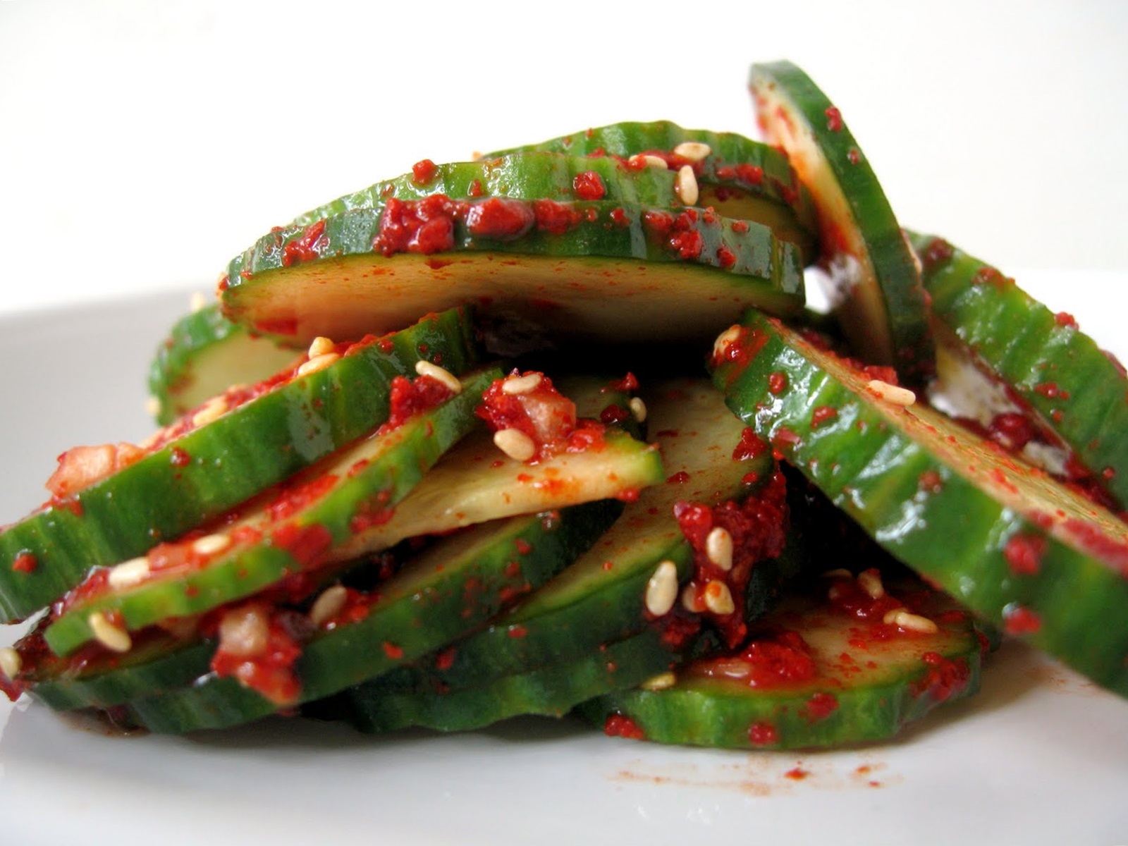Битые огурцы по-китайски — рецепты с кунжутным маслом и соевым соусом