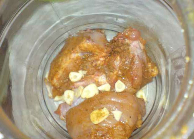 Маринованная курица, тушенная с нутом и помидорами