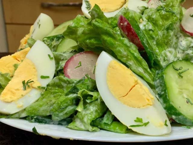 Летний сытный салат с редиской без майонеза