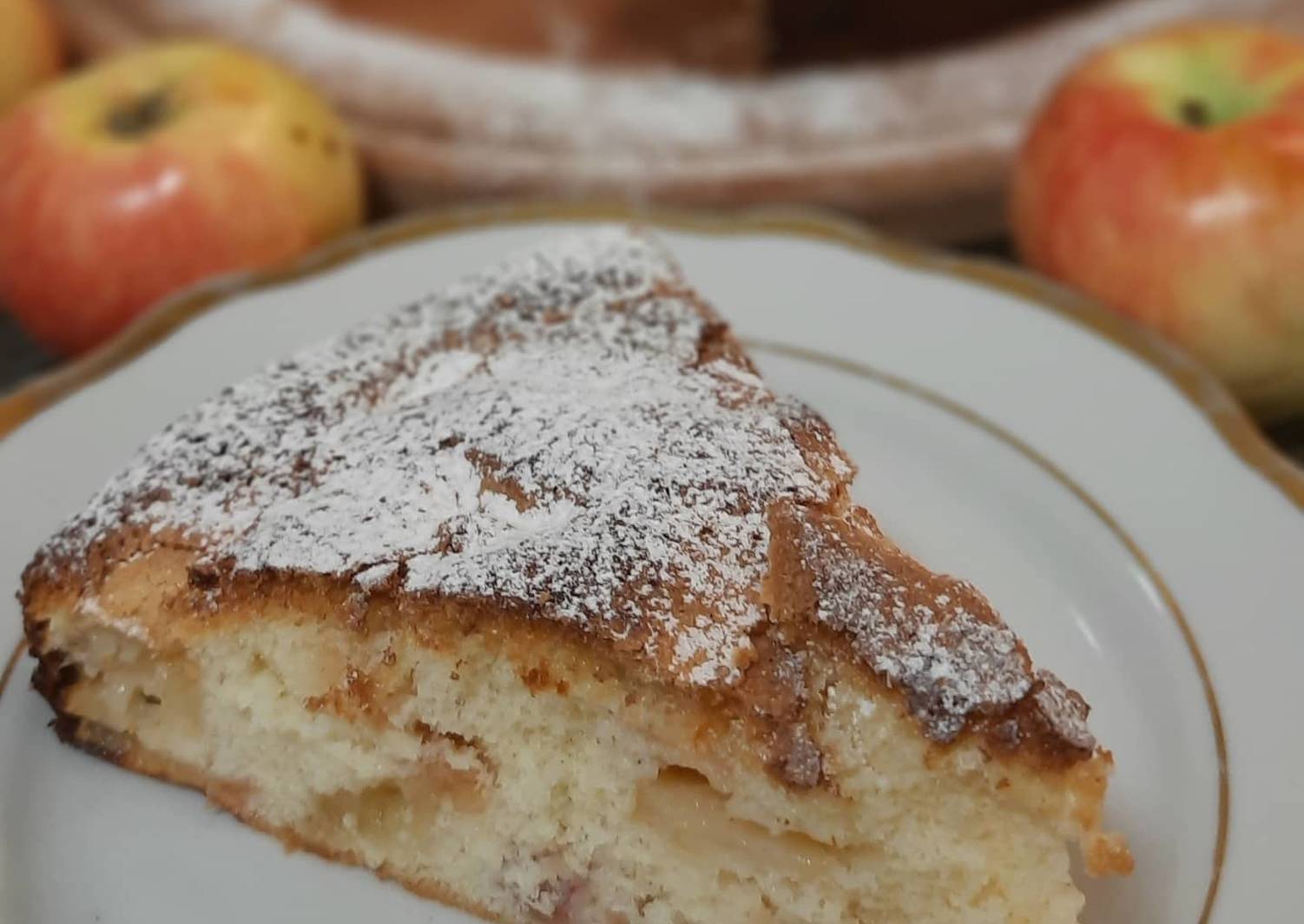 Шарлотка с яблоками — 10 классических рецептов яблочной шарлотки